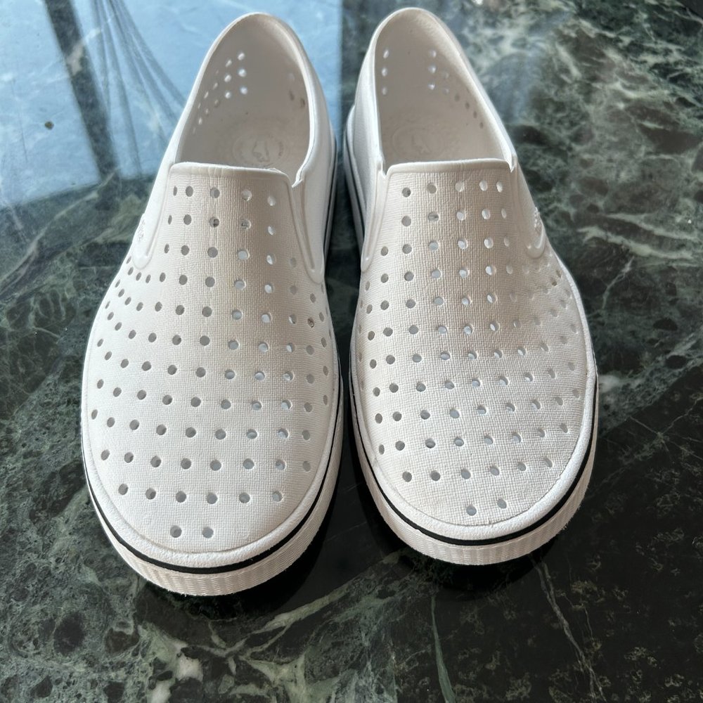 Boys Like New White Native Shoes Miles Slip On - Size 5 Big Kid - Picture 4 of 8